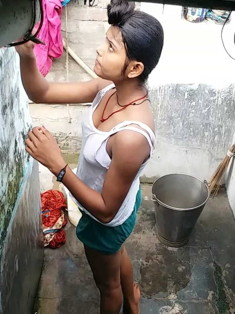 https://pub-5fcdf72a54cd4edbb03ec3edaa415a42.r2.dev/nakedleaks/intimate_captures_of_rural_woman_bathing/15.jpg
