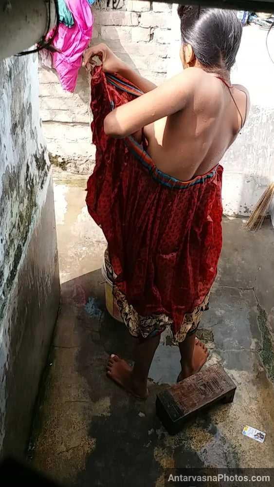 https://pub-5fcdf72a54cd4edbb03ec3edaa415a42.r2.dev/nakedleaks/intimate_captures_of_rural_woman_bathing/16.jpg