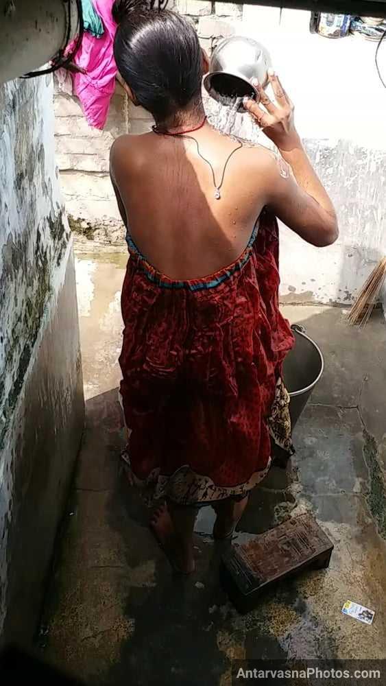 https://pub-5fcdf72a54cd4edbb03ec3edaa415a42.r2.dev/nakedleaks/intimate_captures_of_rural_woman_bathing/17.jpg