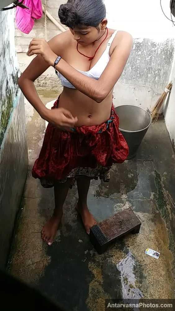 https://pub-5fcdf72a54cd4edbb03ec3edaa415a42.r2.dev/nakedleaks/intimate_captures_of_rural_woman_bathing/18.jpg