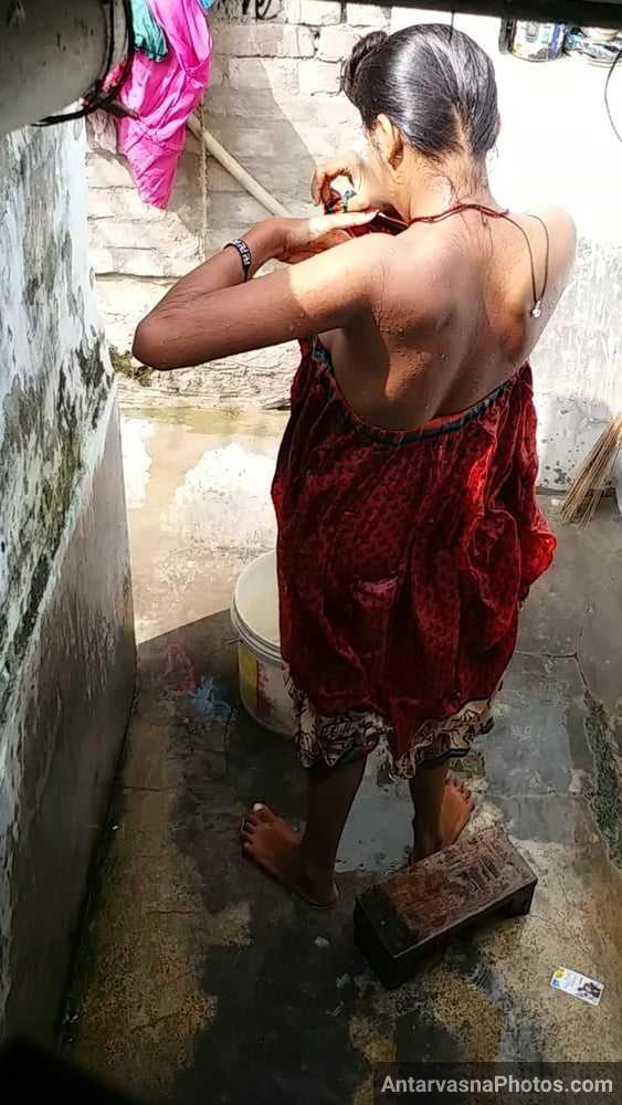 https://pub-5fcdf72a54cd4edbb03ec3edaa415a42.r2.dev/nakedleaks/intimate_captures_of_rural_woman_bathing/7.jpg
