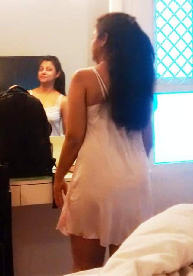 https://pub-5fcdf72a54cd4edbb03ec3edaa415a42.r2.dev/nakedleaks/intimate_conversation_leads_aunty_to_bedroom_images_–_part_2/1.jpg