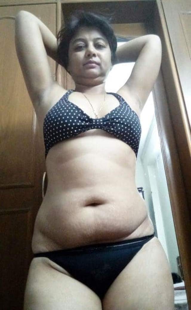 https://pub-5fcdf72a54cd4edbb03ec3edaa415a42.r2.dev/nakedleaks/intimate_conversation_leads_aunty_to_bedroom_images_–_part_2/5.jpg