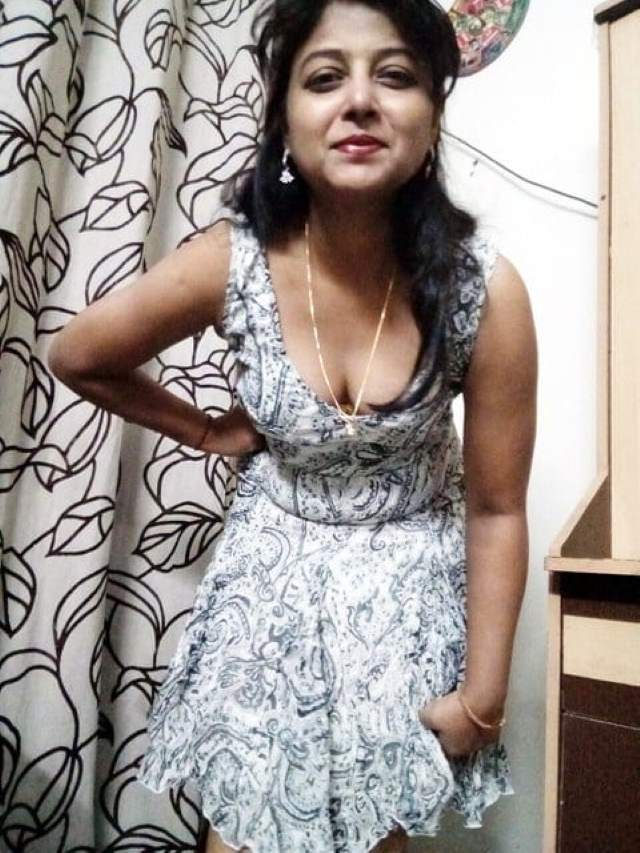 https://pub-5fcdf72a54cd4edbb03ec3edaa415a42.r2.dev/nakedleaks/intimate_conversations_leading_to_aunty's_nude_images_-_part_1/0.jpg