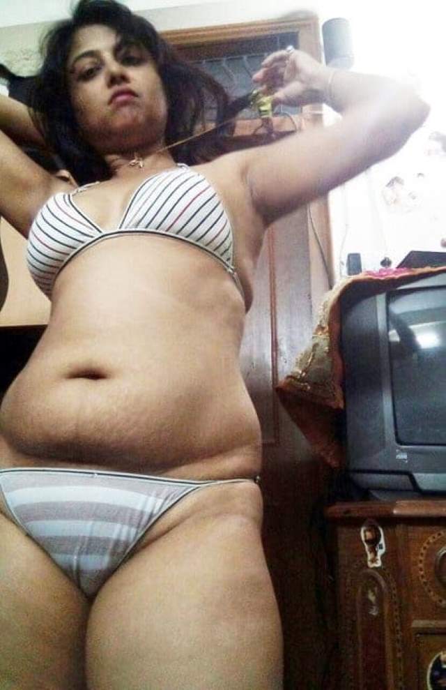 https://pub-5fcdf72a54cd4edbb03ec3edaa415a42.r2.dev/nakedleaks/intimate_conversations_leading_to_aunty's_nude_images_-_part_1/12.jpg