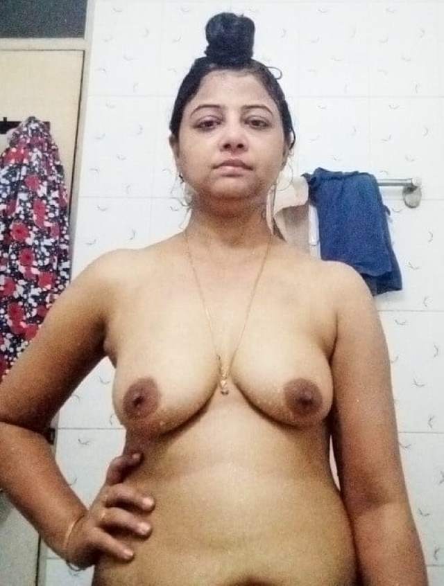 https://pub-5fcdf72a54cd4edbb03ec3edaa415a42.r2.dev/nakedleaks/intimate_conversations_leading_to_aunty's_nude_images_-_part_1/16.jpg