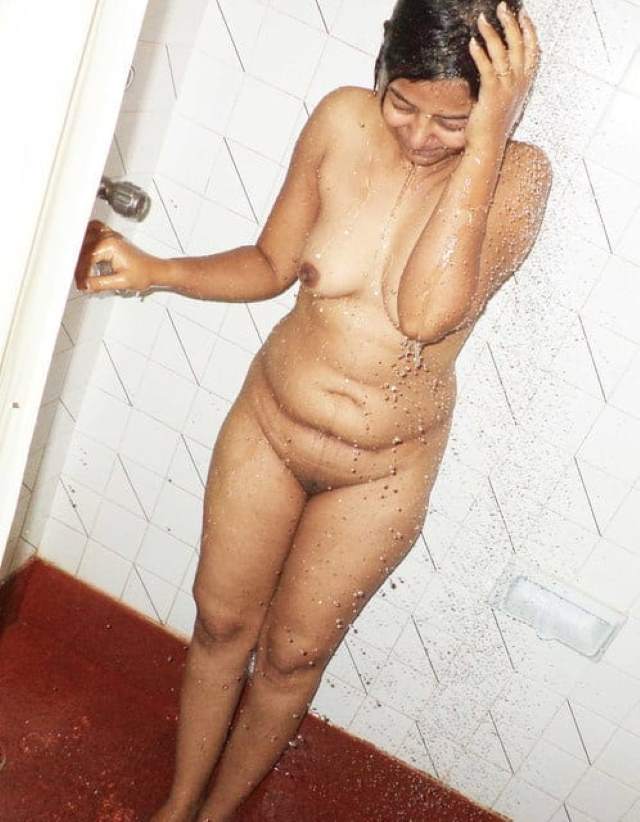 https://pub-5fcdf72a54cd4edbb03ec3edaa415a42.r2.dev/nakedleaks/intimate_conversations_leading_to_aunty's_nude_images_-_part_1/23.jpg
