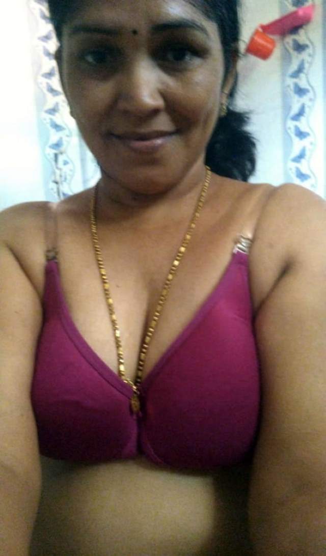 https://pub-5fcdf72a54cd4edbb03ec3edaa415a42.r2.dev/nakedleaks/intimate_conversations_with_desi_bhabhi's_lover_through_sensual_images/10.jpg