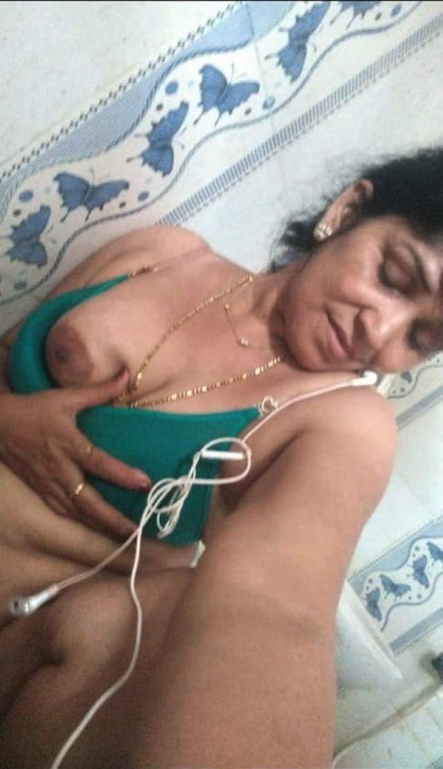 https://pub-5fcdf72a54cd4edbb03ec3edaa415a42.r2.dev/nakedleaks/intimate_conversations_with_desi_bhabhi's_lover_through_sensual_images/12.jpg