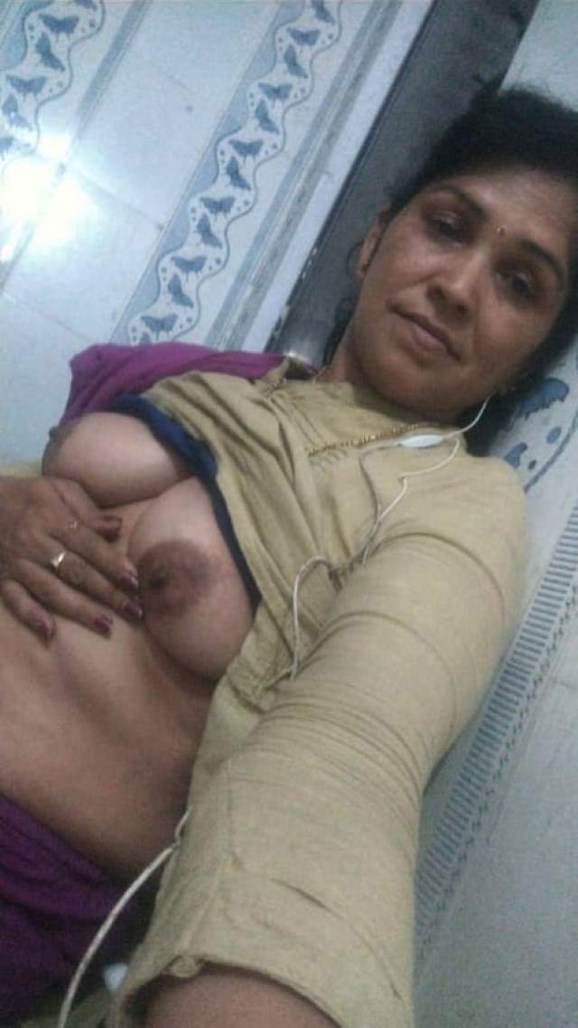 https://pub-5fcdf72a54cd4edbb03ec3edaa415a42.r2.dev/nakedleaks/intimate_conversations_with_desi_bhabhi's_lover_through_sensual_images/13.jpg