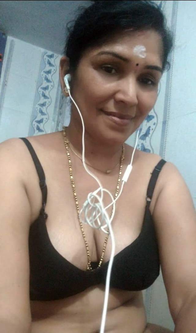 https://pub-5fcdf72a54cd4edbb03ec3edaa415a42.r2.dev/nakedleaks/intimate_conversations_with_desi_bhabhi's_lover_through_sensual_images/14.jpg