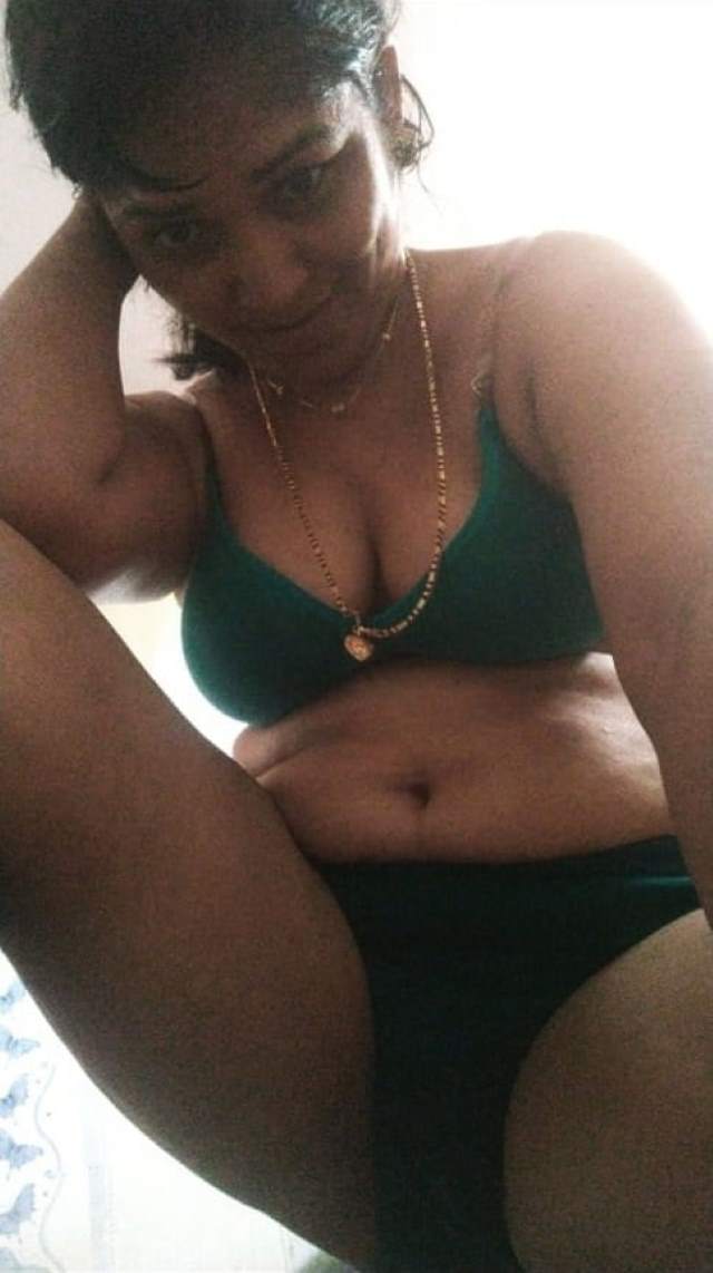 https://pub-5fcdf72a54cd4edbb03ec3edaa415a42.r2.dev/nakedleaks/intimate_conversations_with_desi_bhabhi's_lover_through_sensual_images/17.jpg