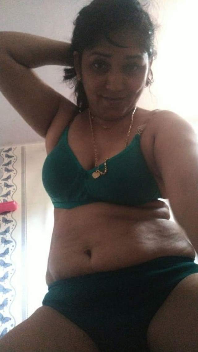 https://pub-5fcdf72a54cd4edbb03ec3edaa415a42.r2.dev/nakedleaks/intimate_conversations_with_desi_bhabhi's_lover_through_sensual_images/18.jpg