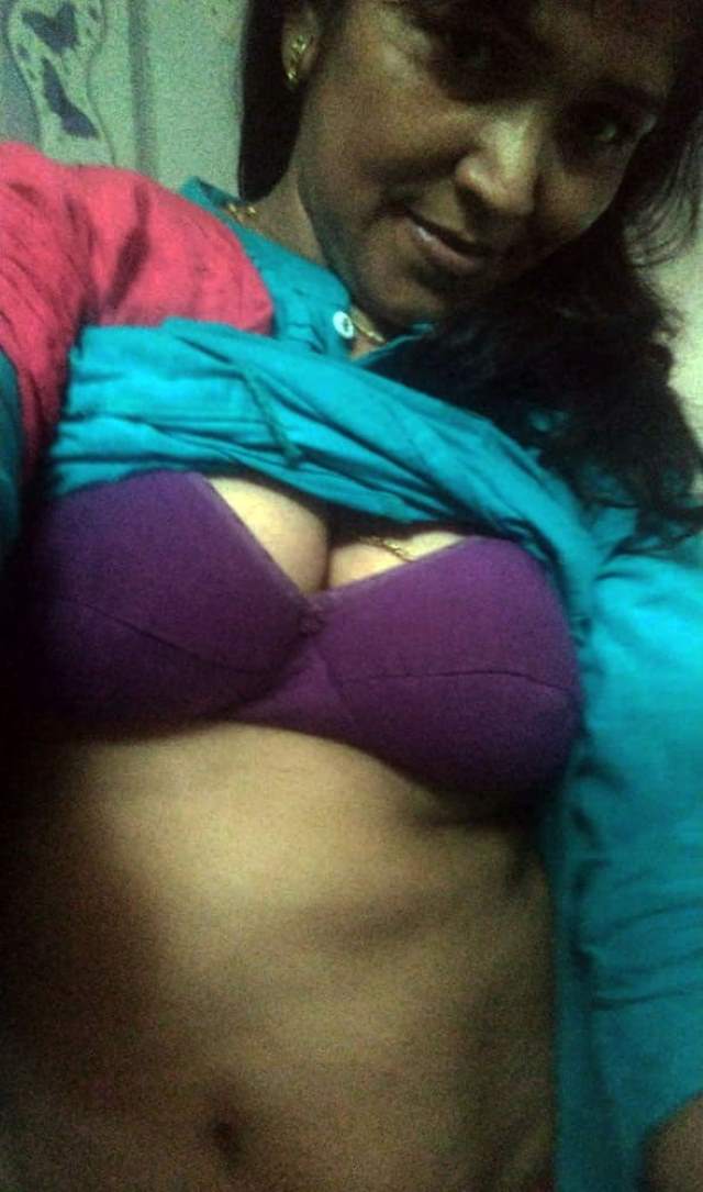 https://pub-5fcdf72a54cd4edbb03ec3edaa415a42.r2.dev/nakedleaks/intimate_conversations_with_desi_bhabhi's_lover_through_sensual_images/22.jpg