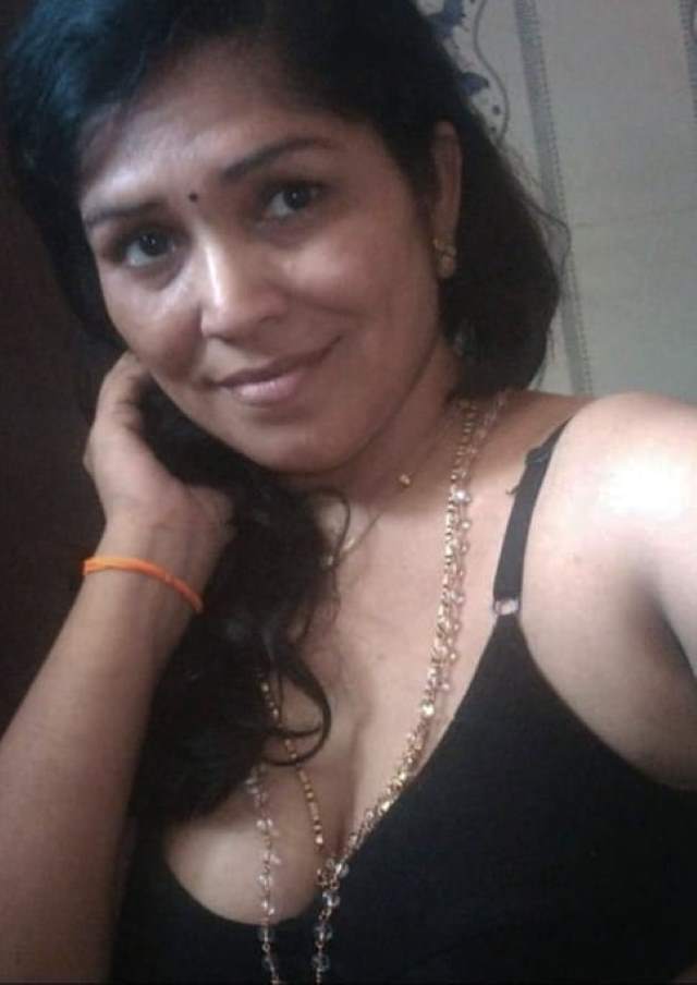 https://pub-5fcdf72a54cd4edbb03ec3edaa415a42.r2.dev/nakedleaks/intimate_conversations_with_desi_bhabhi's_lover_through_sensual_images/24.jpg
