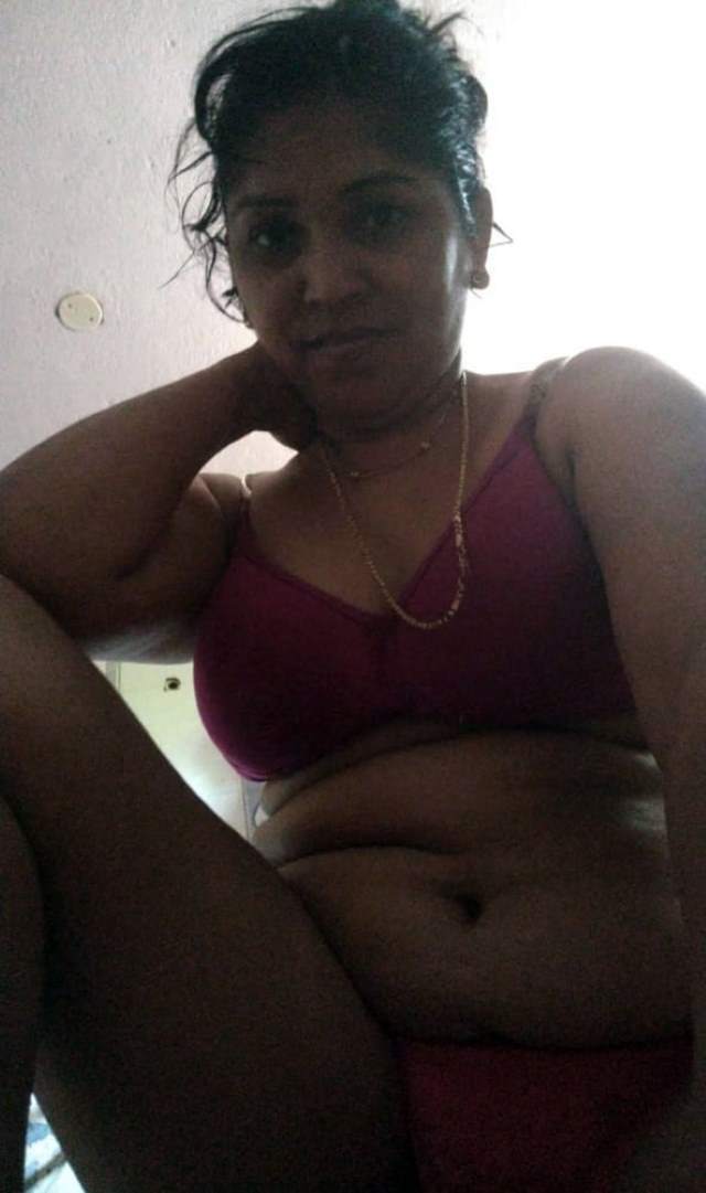 https://pub-5fcdf72a54cd4edbb03ec3edaa415a42.r2.dev/nakedleaks/intimate_conversations_with_desi_bhabhi's_lover_through_sensual_images/3.jpg
