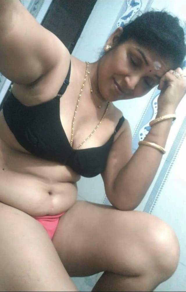Intimate Conversations with Desi Bhabhi's Lover Through Sensual Images