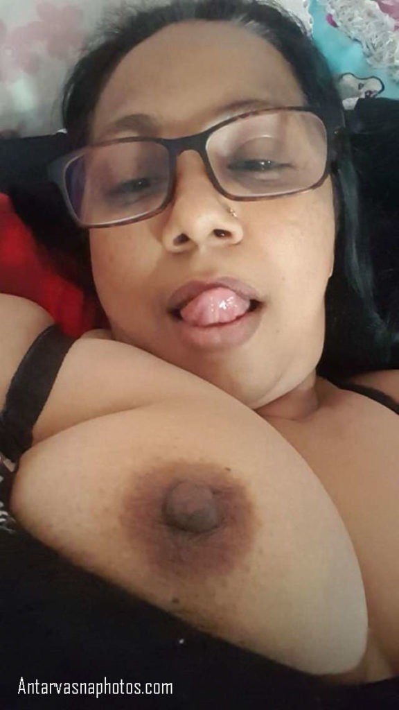 Intimate Conversations with Desi Bhabhi Through Sensual Photos