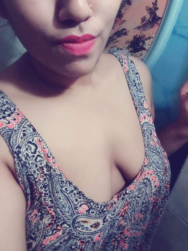 https://pub-5fcdf72a54cd4edbb03ec3edaa415a42.r2.dev/nakedleaks/intimate_images:_purvi_exposes_her_sensual_side_in_delhi_college/0.jpg