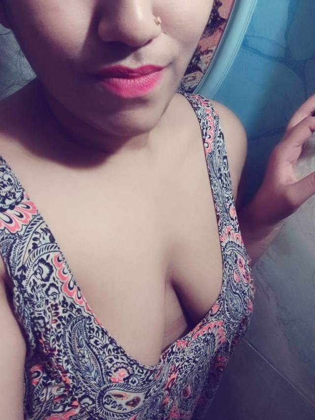 https://pub-5fcdf72a54cd4edbb03ec3edaa415a42.r2.dev/nakedleaks/intimate_images:_purvi_exposes_her_sensual_side_in_delhi_college/1.jpg