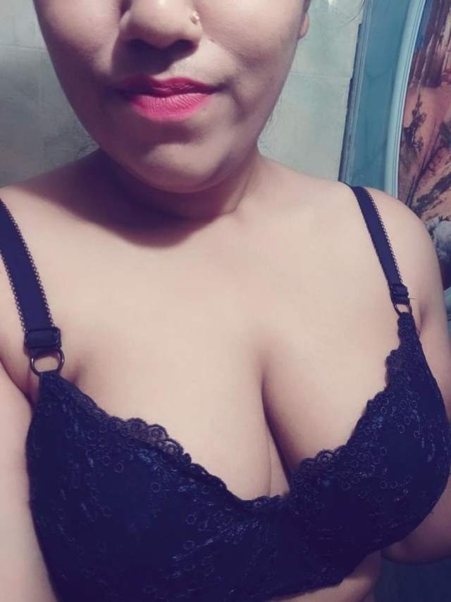 https://pub-5fcdf72a54cd4edbb03ec3edaa415a42.r2.dev/nakedleaks/intimate_images:_purvi_exposes_her_sensual_side_in_delhi_college/3.jpg