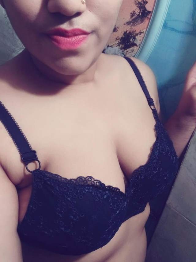 https://pub-5fcdf72a54cd4edbb03ec3edaa415a42.r2.dev/nakedleaks/intimate_images:_purvi_exposes_her_sensual_side_in_delhi_college/4.jpg