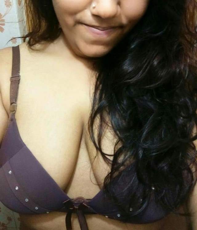 https://pub-5fcdf72a54cd4edbb03ec3edaa415a42.r2.dev/nakedleaks/intimate_images:_purvi_exposes_her_sensual_side_in_delhi_college/5.jpg