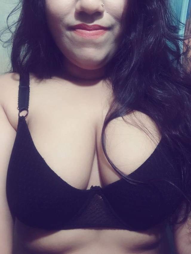 https://pub-5fcdf72a54cd4edbb03ec3edaa415a42.r2.dev/nakedleaks/intimate_images:_purvi_exposes_her_sensual_side_in_delhi_college/6.jpg