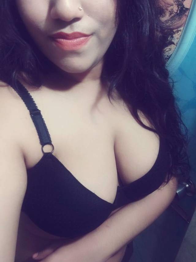 https://pub-5fcdf72a54cd4edbb03ec3edaa415a42.r2.dev/nakedleaks/intimate_images:_purvi_exposes_her_sensual_side_in_delhi_college/7.jpg