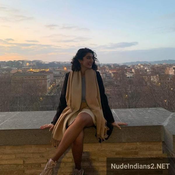 https://pub-5fcdf72a54cd4edbb03ec3edaa415a42.r2.dev/nakedleaks/intimate_images_of_british_nri_lalita_mohan's_sensual_moments/13.jpg