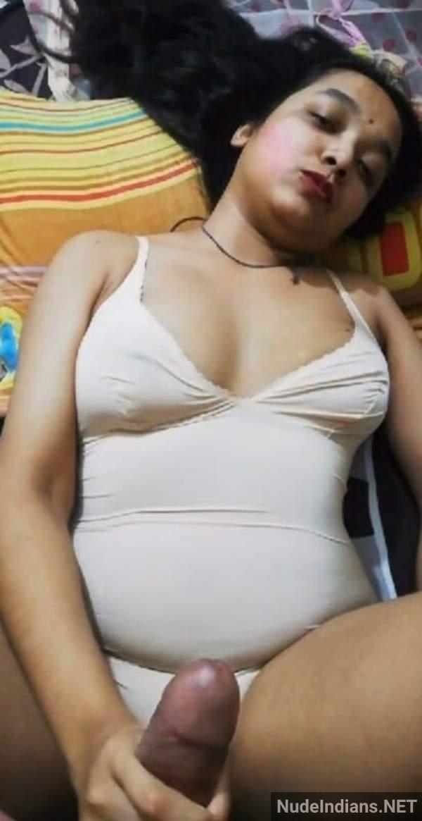 https://pub-5fcdf72a54cd4edbb03ec3edaa415a42.r2.dev/nakedleaks/intimate_images_of_desi_couples_revealed/5.jpg
