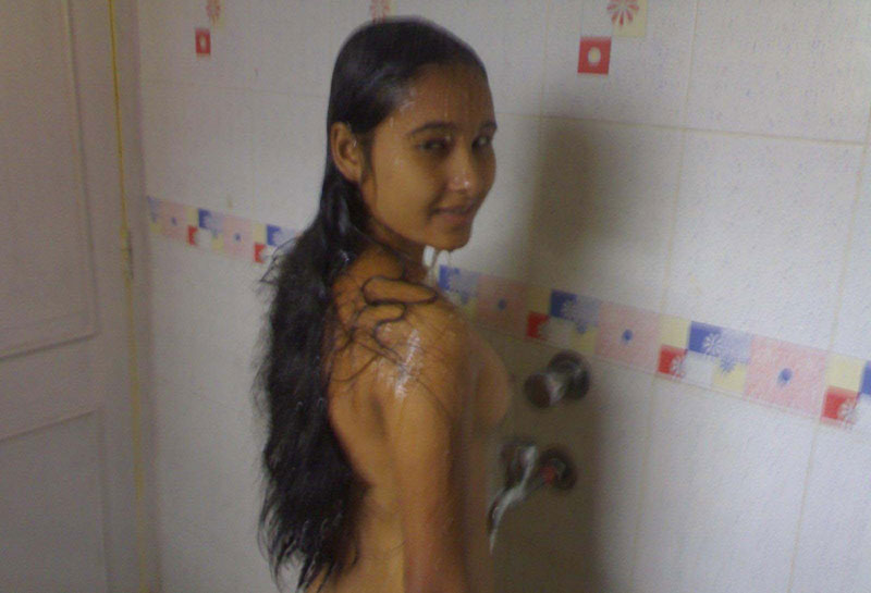 https://pub-5fcdf72a54cd4edbb03ec3edaa415a42.r2.dev/nakedleaks/intimate_images_of_desi_partner_hasina/3.jpg
