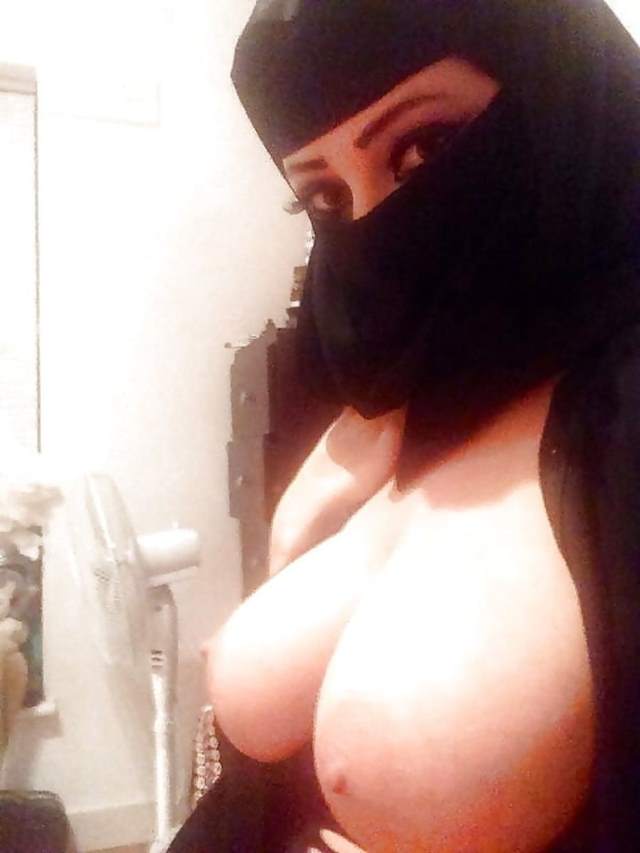 https://pub-5fcdf72a54cd4edbb03ec3edaa415a42.r2.dev/nakedleaks/intimate_images_of_muslim_sister-in-law's_rear_end_encounter/1.jpg