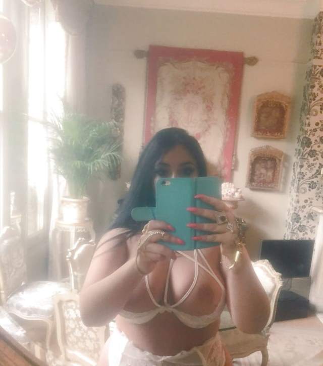 https://pub-5fcdf72a54cd4edbb03ec3edaa415a42.r2.dev/nakedleaks/intimate_images_of_muslim_sister-in-law's_rear_end_encounter/5.jpg