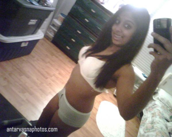 https://pub-5fcdf72a54cd4edbb03ec3edaa415a42.r2.dev/nakedleaks/intimate_images_of_varsha_showing_her_body/4.jpg
