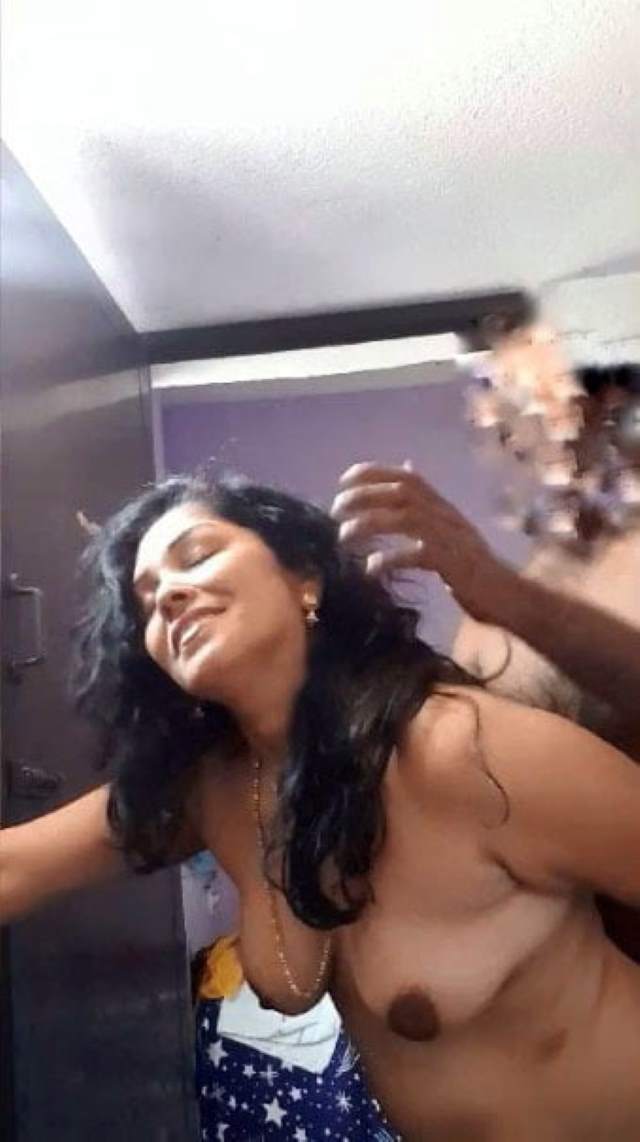 https://pub-5fcdf72a54cd4edbb03ec3edaa415a42.r2.dev/nakedleaks/intimate_moments:_alluring_photos_of_daughter-in-law_with_father-in-law/7.jpg