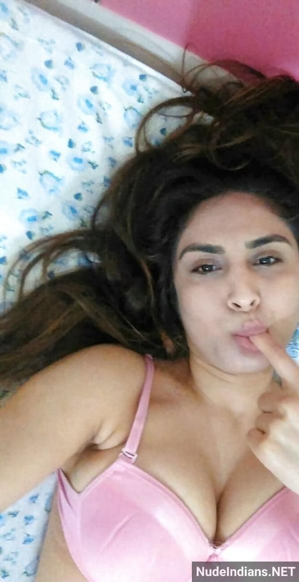 https://pub-5fcdf72a54cd4edbb03ec3edaa415a42.r2.dev/nakedleaks/intimate_moments:_ayesha_bhabhi's_alluring_photos_revealed/6.jpg