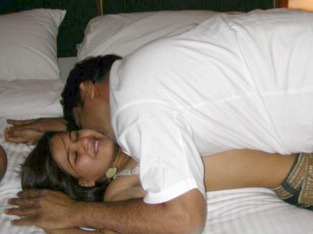 https://pub-5fcdf72a54cd4edbb03ec3edaa415a42.r2.dev/nakedleaks/intimate_moments_of_a_desi_bhabhi's_honeymoon_captured/0.jpg