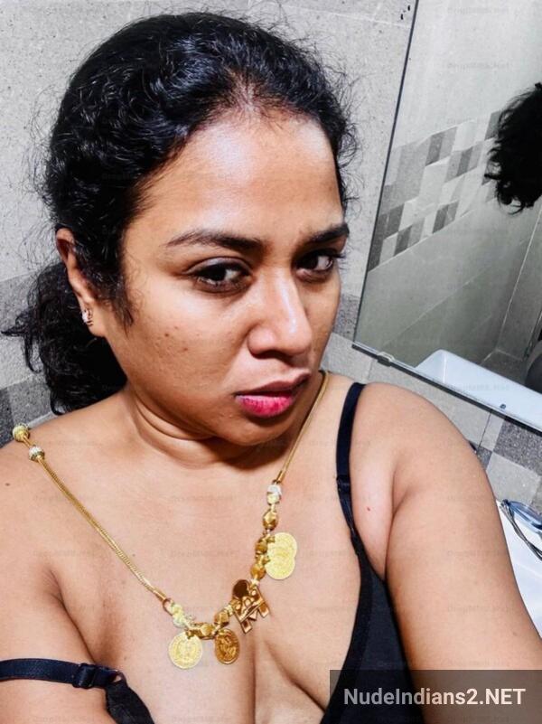 https://pub-5fcdf72a54cd4edbb03ec3edaa415a42.r2.dev/nakedleaks/intimate_moments_of_tamil_aunt_mayuri_pillai_in_the_open_air/34.jpg