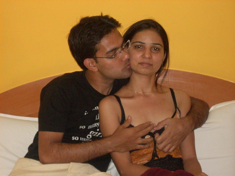 https://pub-5fcdf72a54cd4edbb03ec3edaa415a42.r2.dev/nakedleaks/intimate_moments_with_riya's_revealing_photos/0.jpg