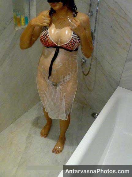https://pub-5fcdf72a54cd4edbb03ec3edaa415a42.r2.dev/nakedleaks/intimate_photos_of_indian_housewife_mona_during_bath/3.jpg