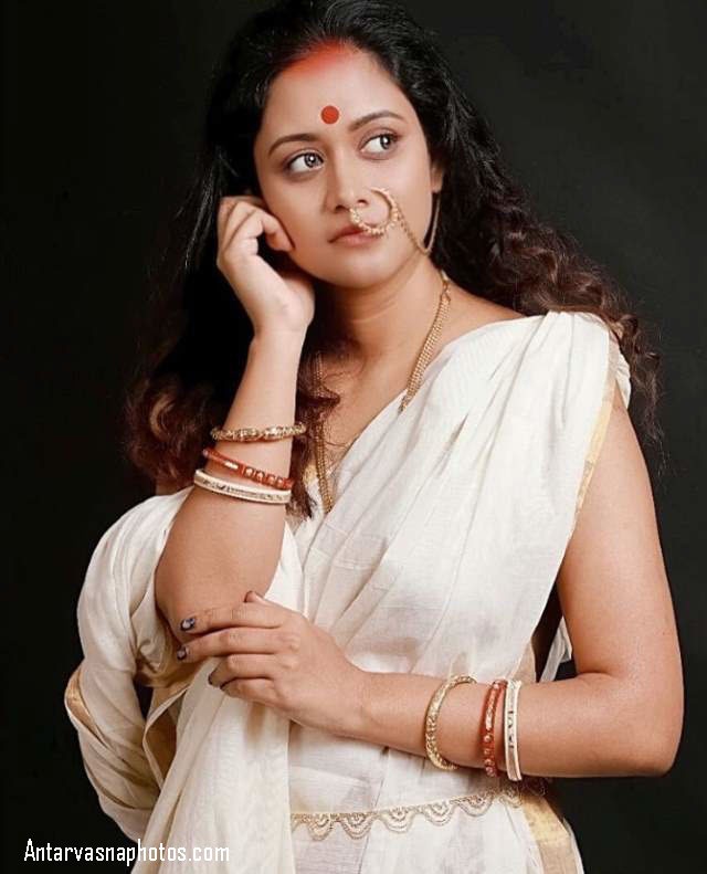 https://pub-5fcdf72a54cd4edbb03ec3edaa415a42.r2.dev/nakedleaks/intimate_photos_of_indian_married_woman_in_saree/1.jpg
