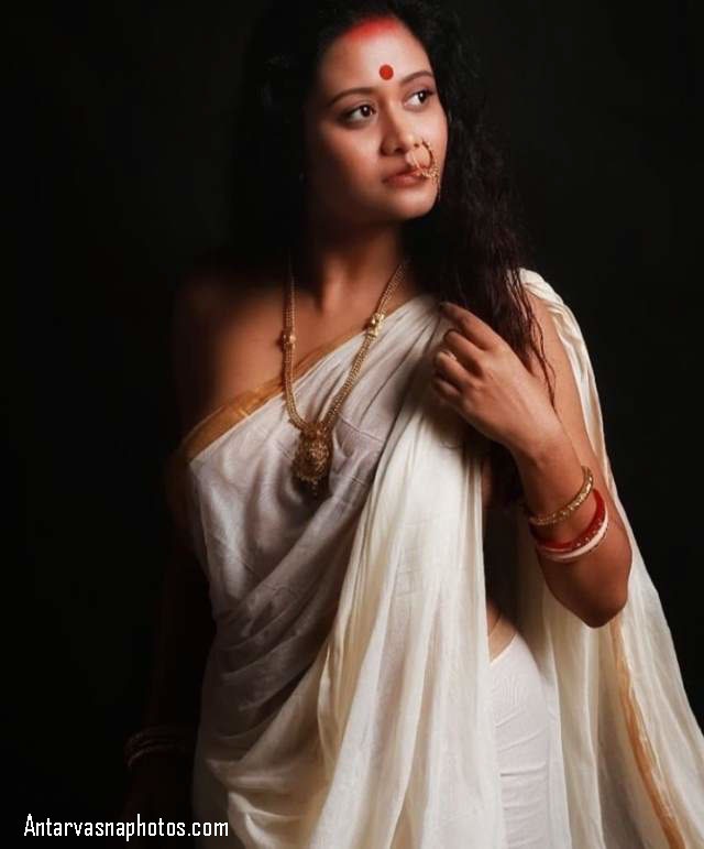 https://pub-5fcdf72a54cd4edbb03ec3edaa415a42.r2.dev/nakedleaks/intimate_photos_of_indian_married_woman_in_saree/2.jpg