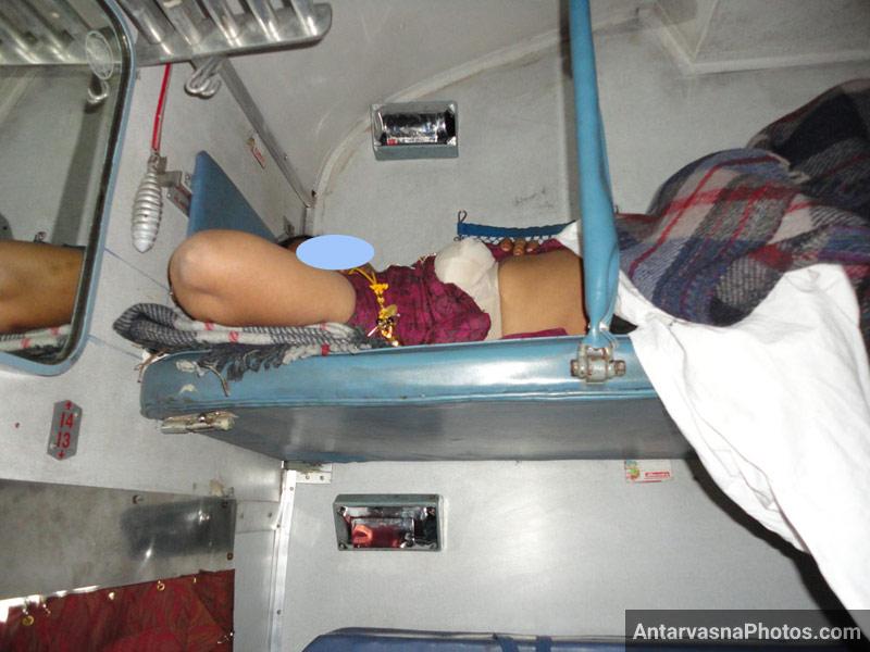 https://pub-5fcdf72a54cd4edbb03ec3edaa415a42.r2.dev/nakedleaks/intimate_south_indian_family_photos_–_revealing_breasts_on_the_train!/10.jpg