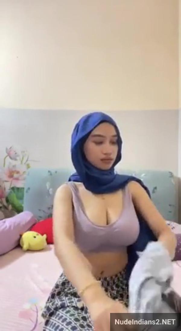 https://pub-5fcdf72a54cd4edbb03ec3edaa415a42.r2.dev/nakedleaks/islamic_nri_sensation_nazia_mahmud_flaunts_impressive_bosom_in_hijab/4.jpg