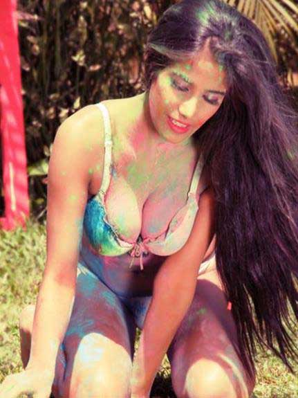 https://pub-5fcdf72a54cd4edbb03ec3edaa415a42.r2.dev/nakedleaks/joyful_holi:_captivating_images_of_indian_girls/1.jpg