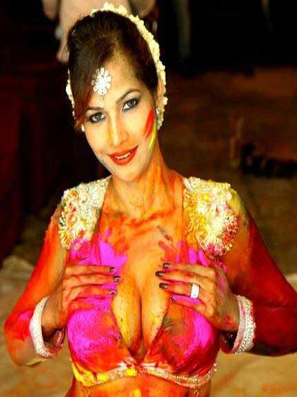 https://pub-5fcdf72a54cd4edbb03ec3edaa415a42.r2.dev/nakedleaks/joyful_holi:_captivating_images_of_indian_girls/10.jpg