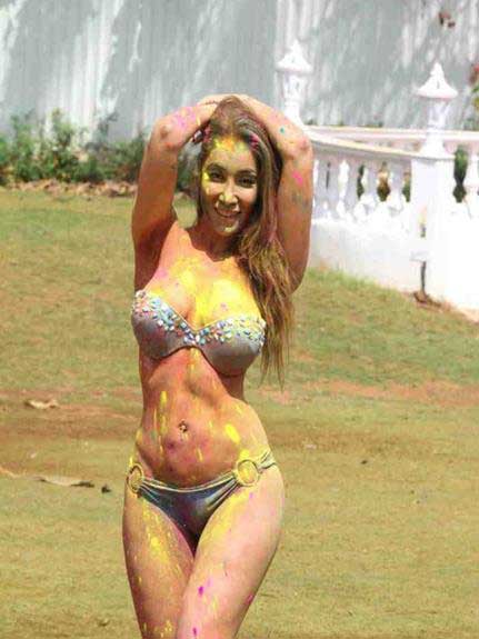 https://pub-5fcdf72a54cd4edbb03ec3edaa415a42.r2.dev/nakedleaks/joyful_holi:_captivating_images_of_indian_girls/9.jpg