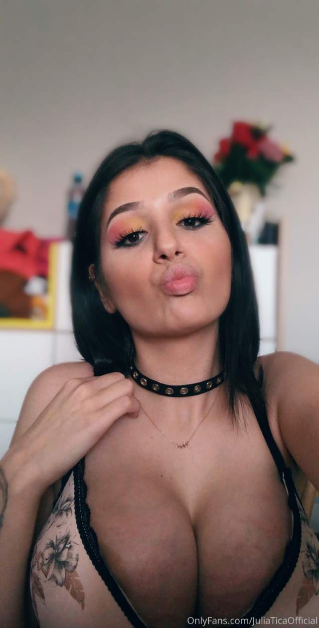 https://pub-5fcdf72a54cd4edbb03ec3edaa415a42.r2.dev/nakedleaks/julia_tica_reveals_busty_assets_in_sensual_images/5.jpg