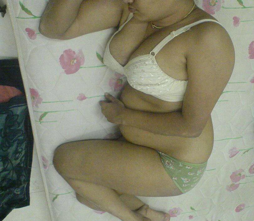 https://pub-5fcdf72a54cd4edbb03ec3edaa415a42.r2.dev/nakedleaks/latest_intimate_photos_of_mallu_aunty/3.jpg